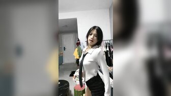 女优系列白晢妹妹婀娜多姿舞藝挑逗只顧玩手遊男友 使出渾身解數騎在男友身上