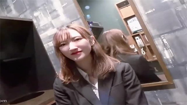 制服还没脱下的甜美邻家小美眉一线粉逼插进去好紧